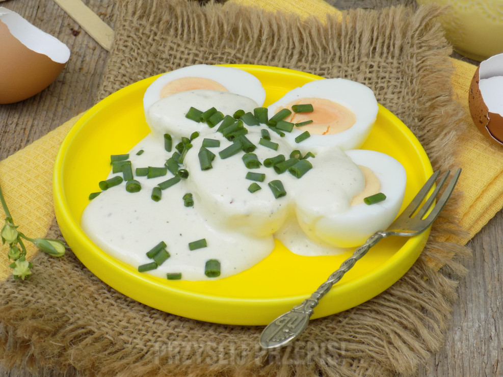 Jajka w sosie jogurtowo-musztardowym z oliwą