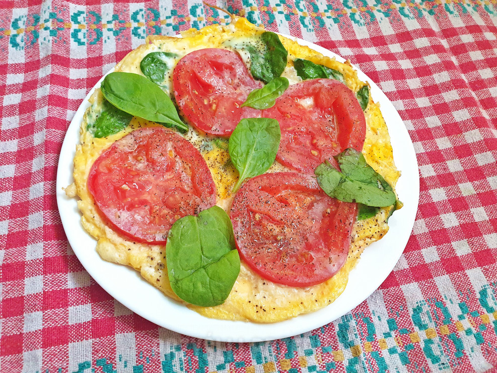 Omlet ze szpinakiem i pomidorem