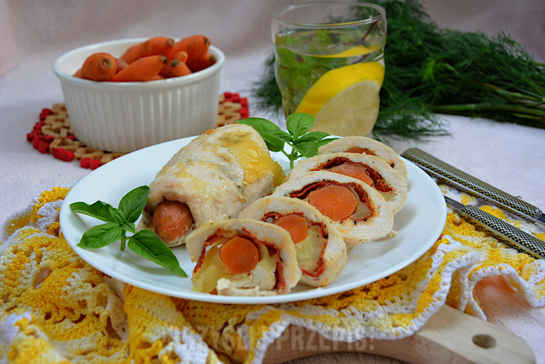 Roladki drobiowe zapiekane pod majonezem z młodymi marchewkami, salami i mozzarellą
