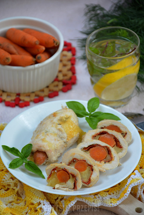 Roladki drobiowe zapiekane pod majonezem z młodymi marchewkami, salami i mozzarellą