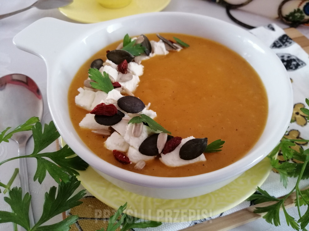 Aromatyczna zupa krem z dyni , ziemniaków i marchewki z serem feta i ziarnami