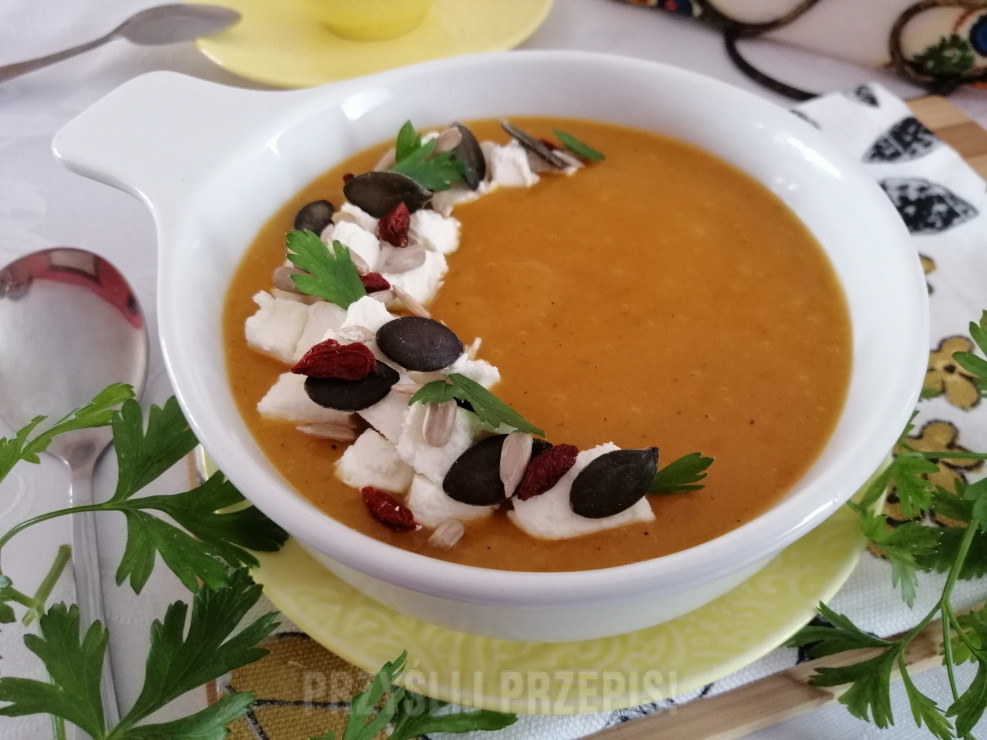 Aromatyczna zupa krem z dyni , ziemników i marchewki z serem feta i ziarnami