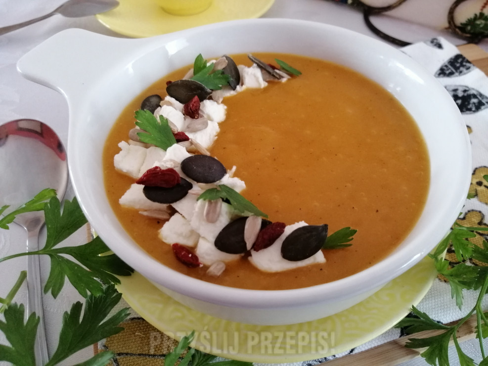Aromatyczna zupa krem z dyni , ziemników i marchewki z serem feta i ziarnami