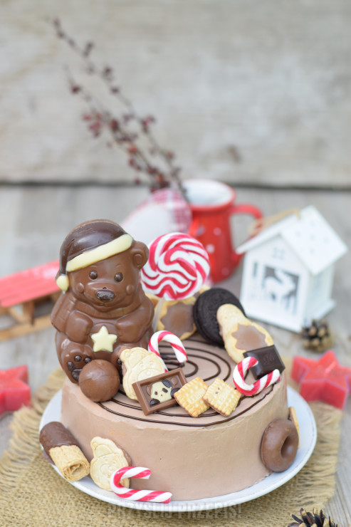 Mocno czekoladowy torcik ze słodyczami na Boże Narodzenie