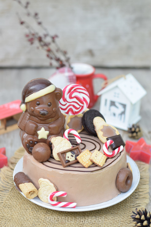 Mocno czekoladowy torcik ze słodyczami na Boże Narodzenie
