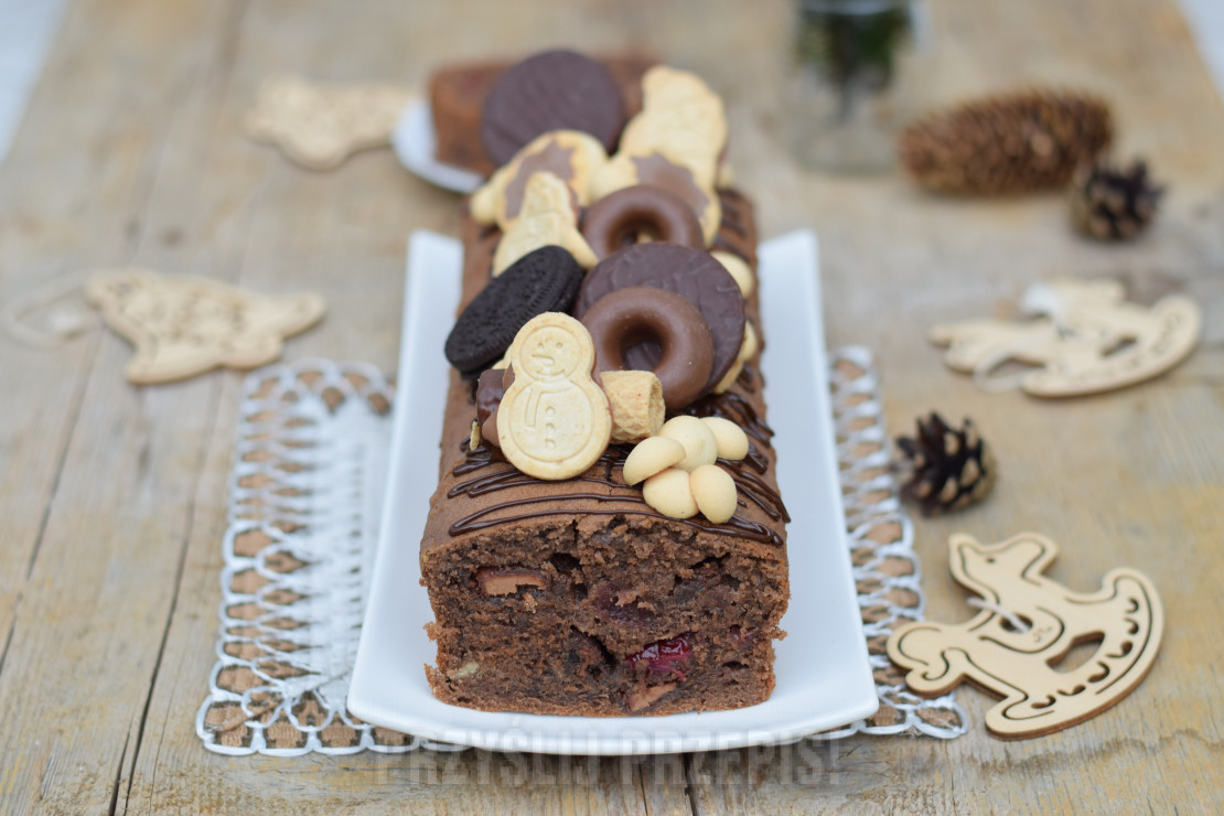 Wilgotne czekoladowe ciasto z kaszą manną i wiśniami na Boże Narodzenie1