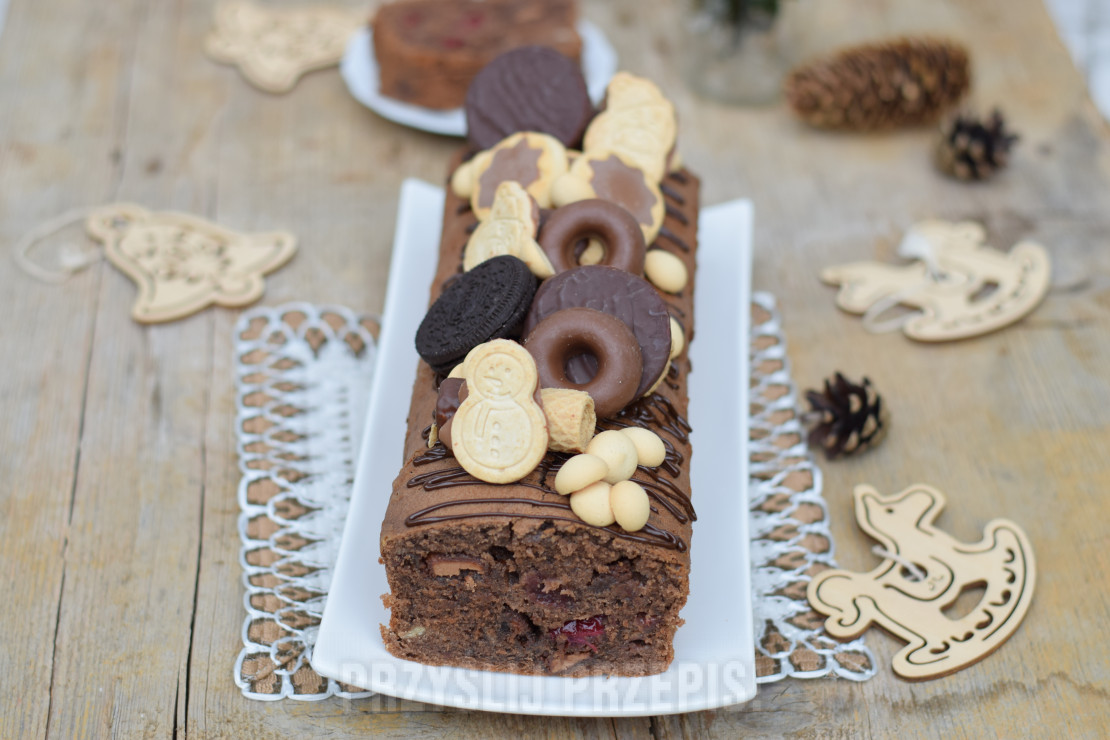 Wilgotne czekoladowe ciasto z kaszą manną i wiśniami na Boże Narodzenie