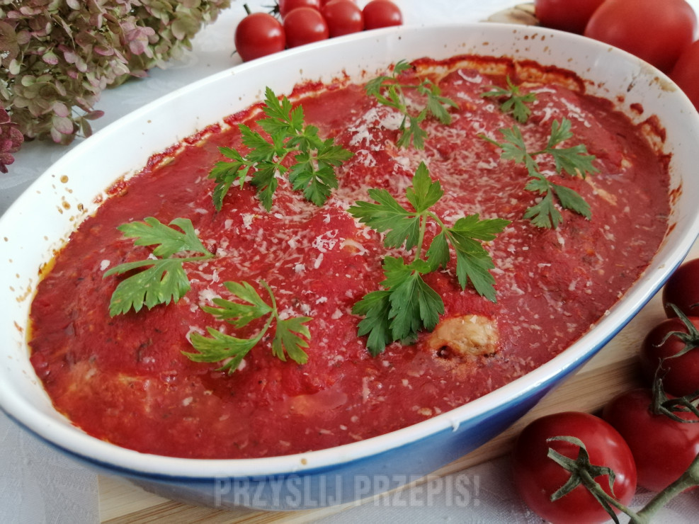 Roladki wieprzowe z warzywami i serem w sosie pomidorowym