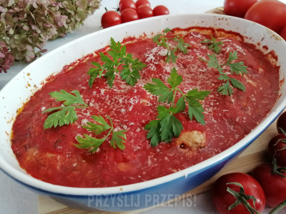 Roladki wieprzowe z warzywami i serem w sosie pomidorowym
