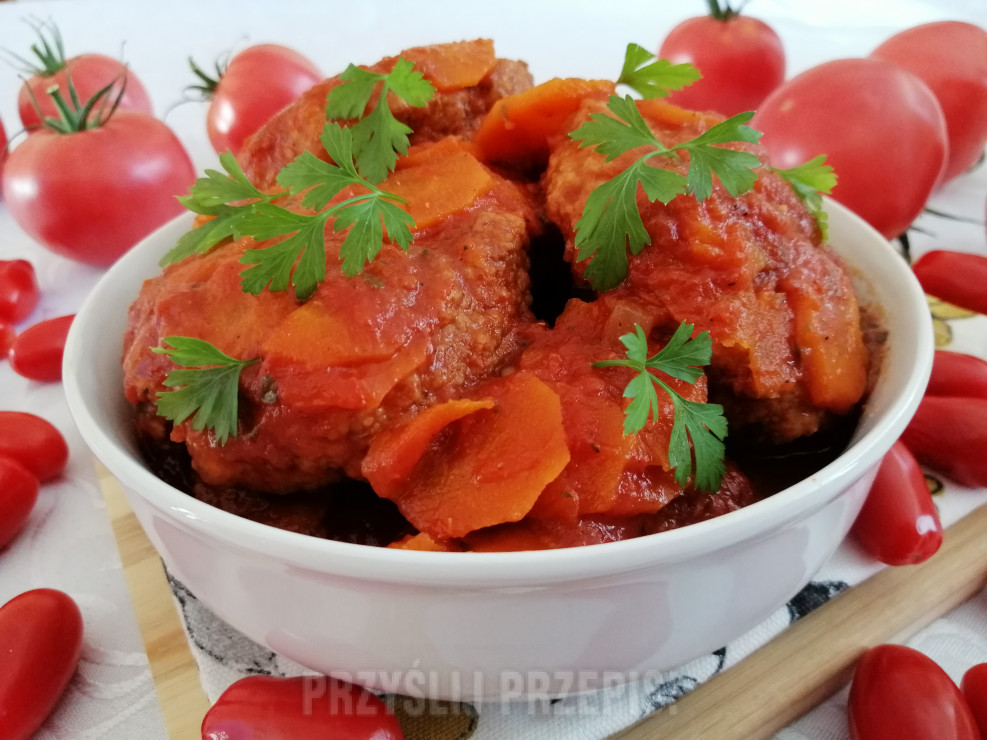 Kotlety drobiowe z białą kapustą w sosie pomidorowym z marchewką