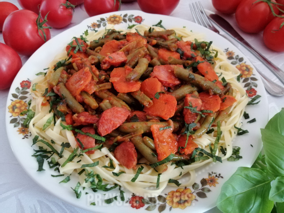 Tagliatelle z sosem z fasolką szparagową i marchewką