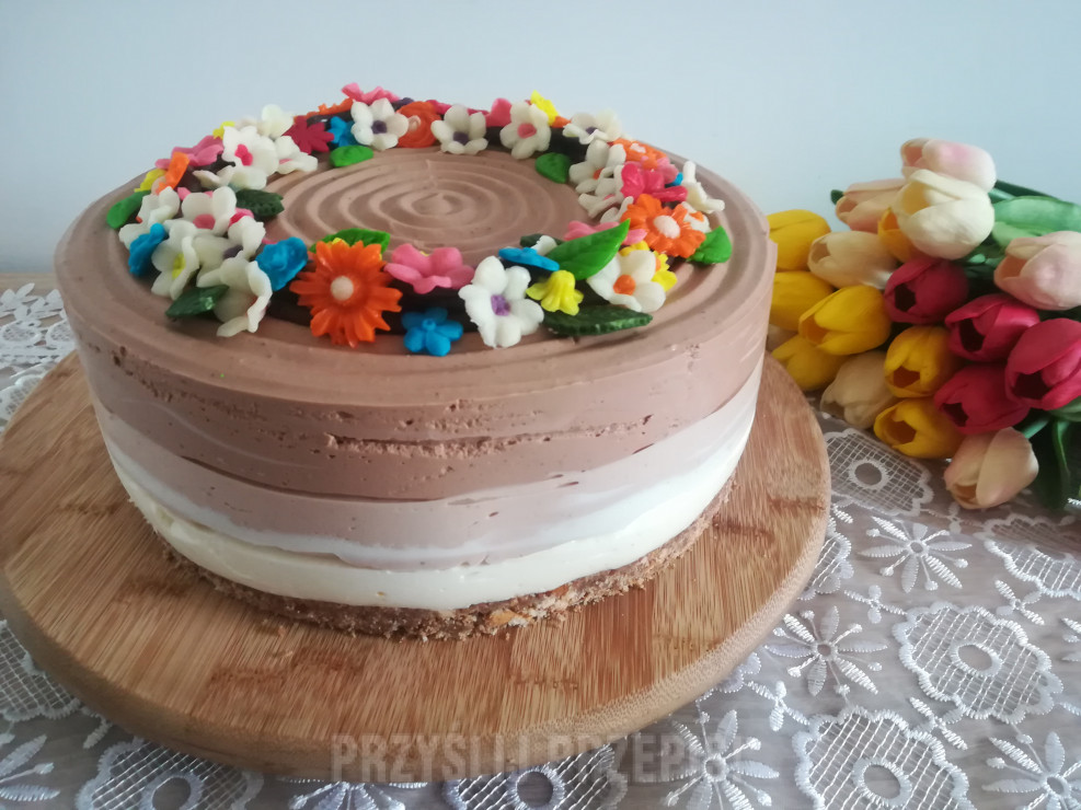 Tort serowy "3 czekolady" z kolorowymi kwiatkami