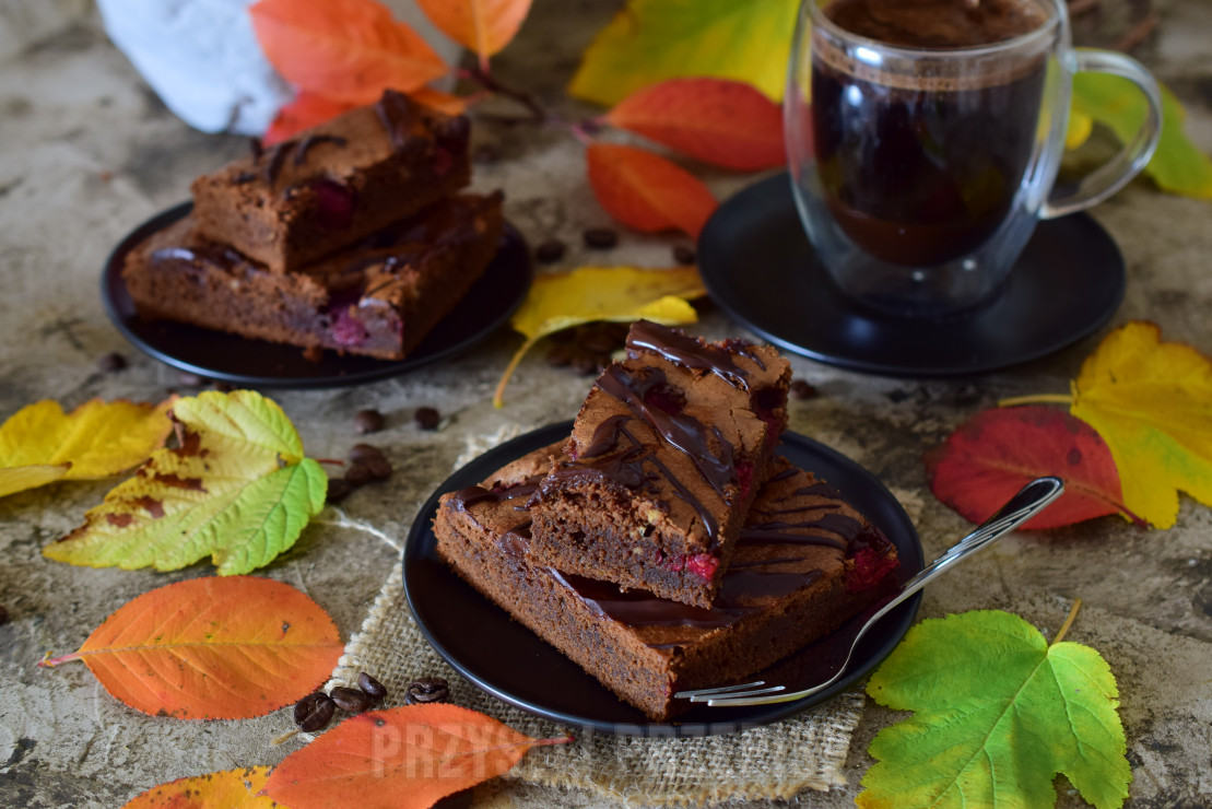 Brownie czekoladowo-kawowe z malinami