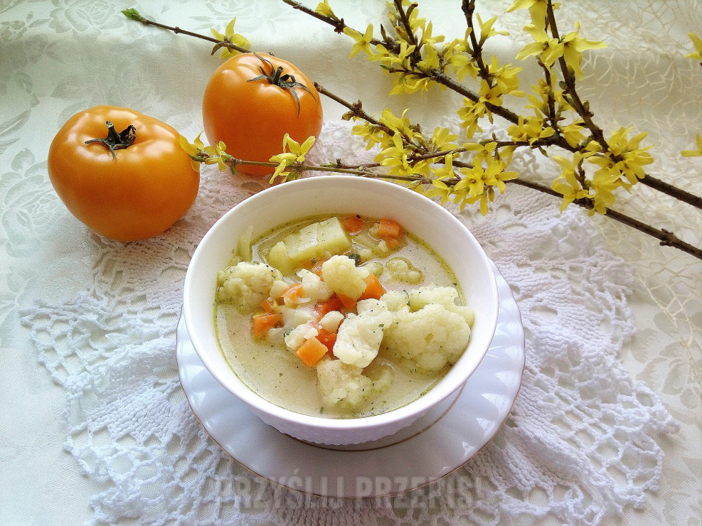 zupa kalafiorowa z trawą cytrynową