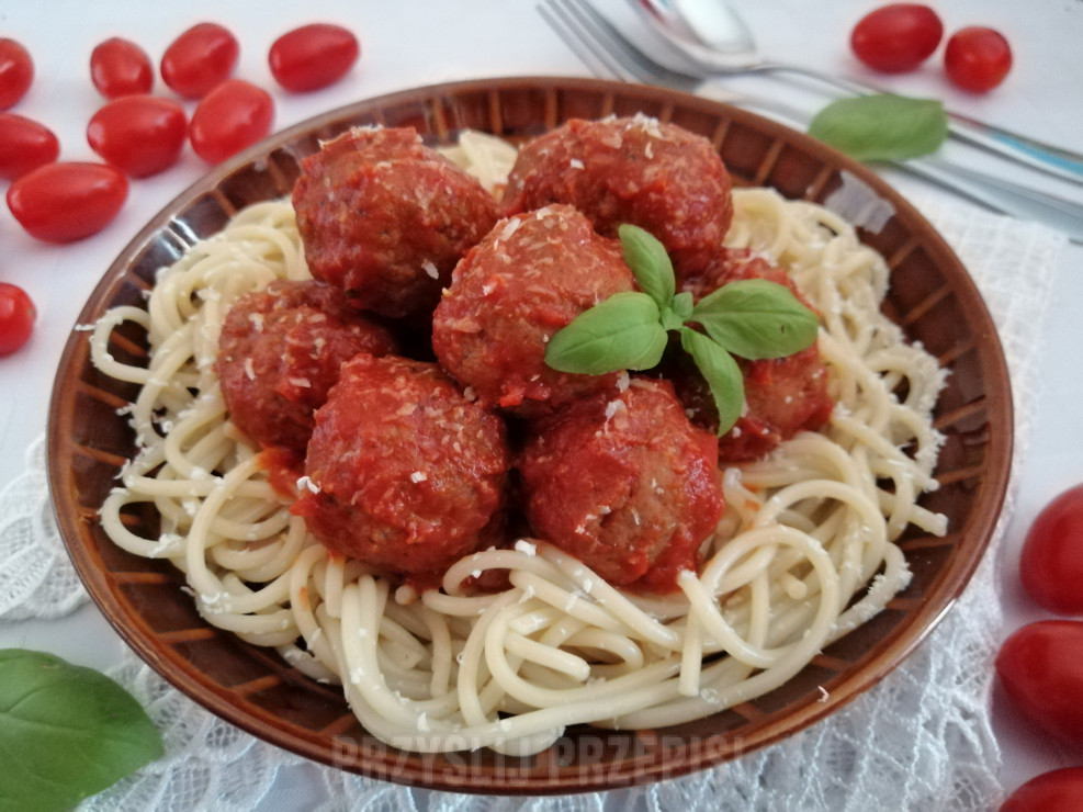 Mięsne pulpeciki w sosie paprykowo - pomidorowym ze spaghetti i parmezanem