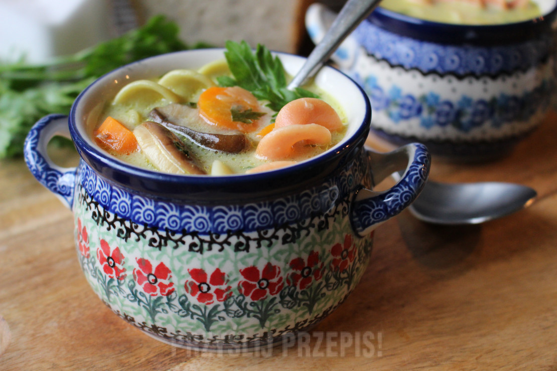Zupa grzybowa z kolorowym makaronem