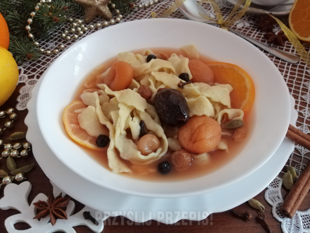 Zupa z suszonych owoców z nutą korzenno - cytrusową z kluskami grubo siekanymi