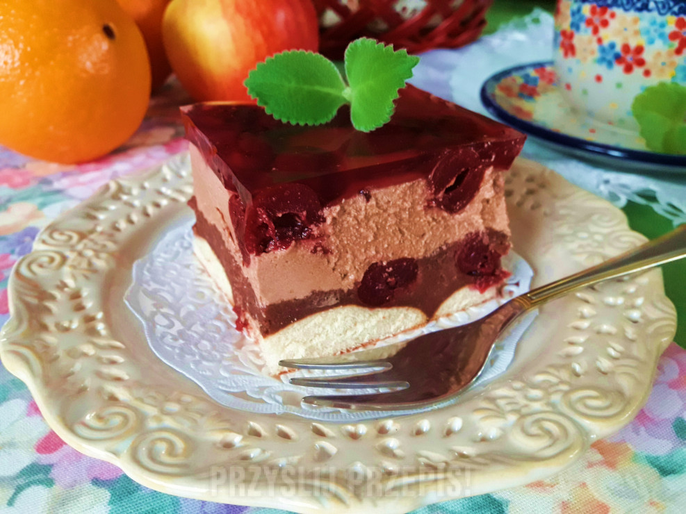 Mannowiec czekoladowy z kremem philadelphia z wiśniami z nalewki