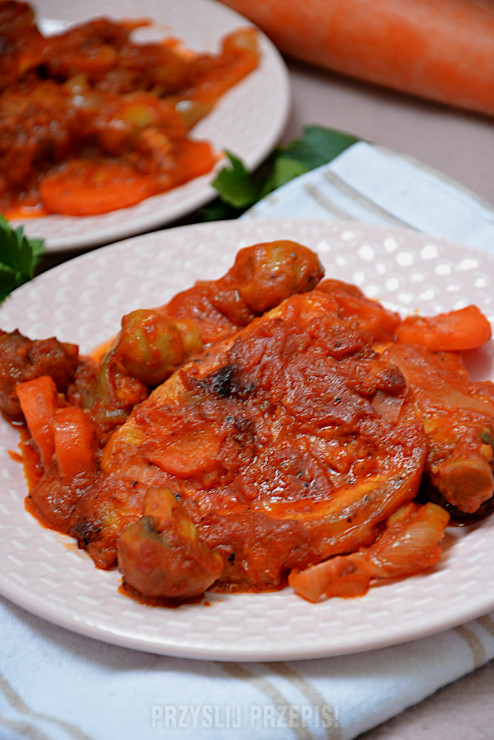 Schab pieczony w sosie pomidorowym z pieczarkami i marchewką
