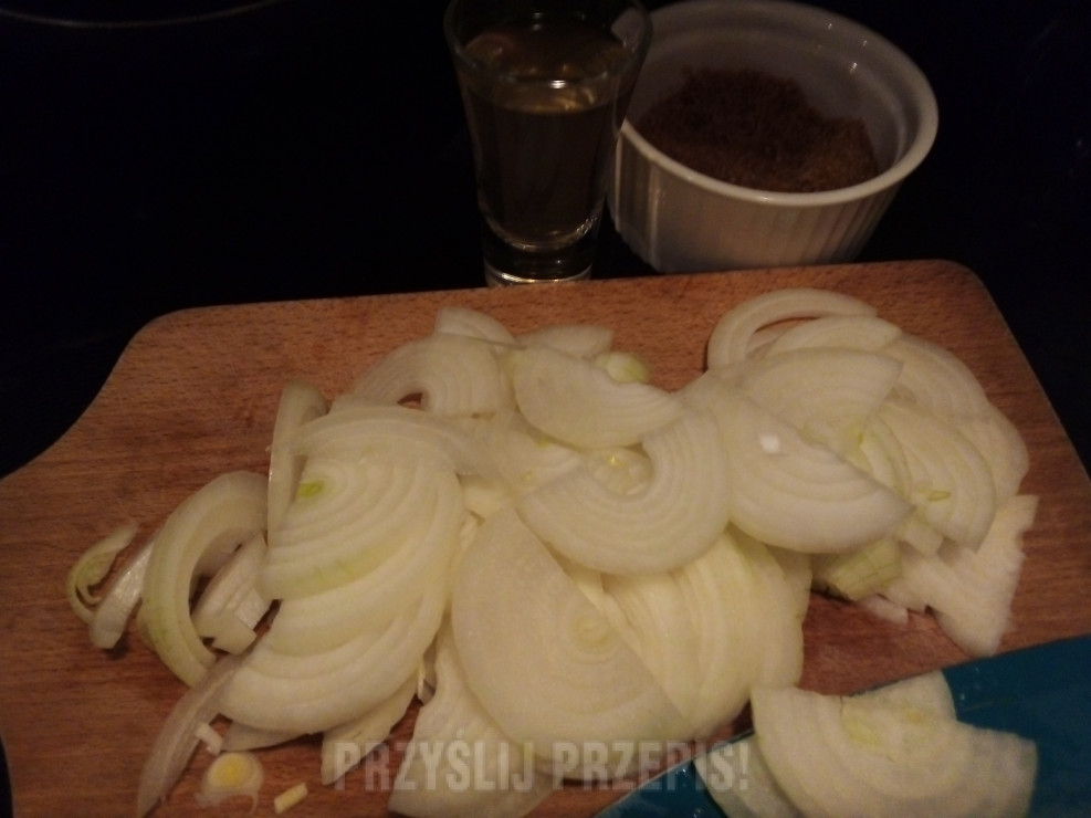 Konfitura z cebuli z anchois i majerankiem
