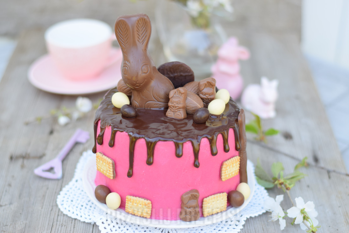 Drip cake z czekoladowym zajączkiem i słodyczami 1