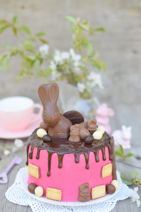 Drip cake z czekoladowym zajączkiem i słodyczami