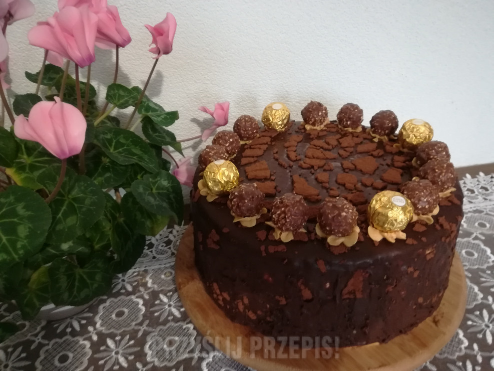 Tort urodzinowy z ganasze i z kakao w łatki