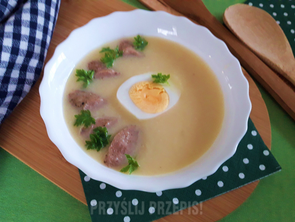 Kremowa zupa chrzanowa z białą kiełbaską i jajkiem