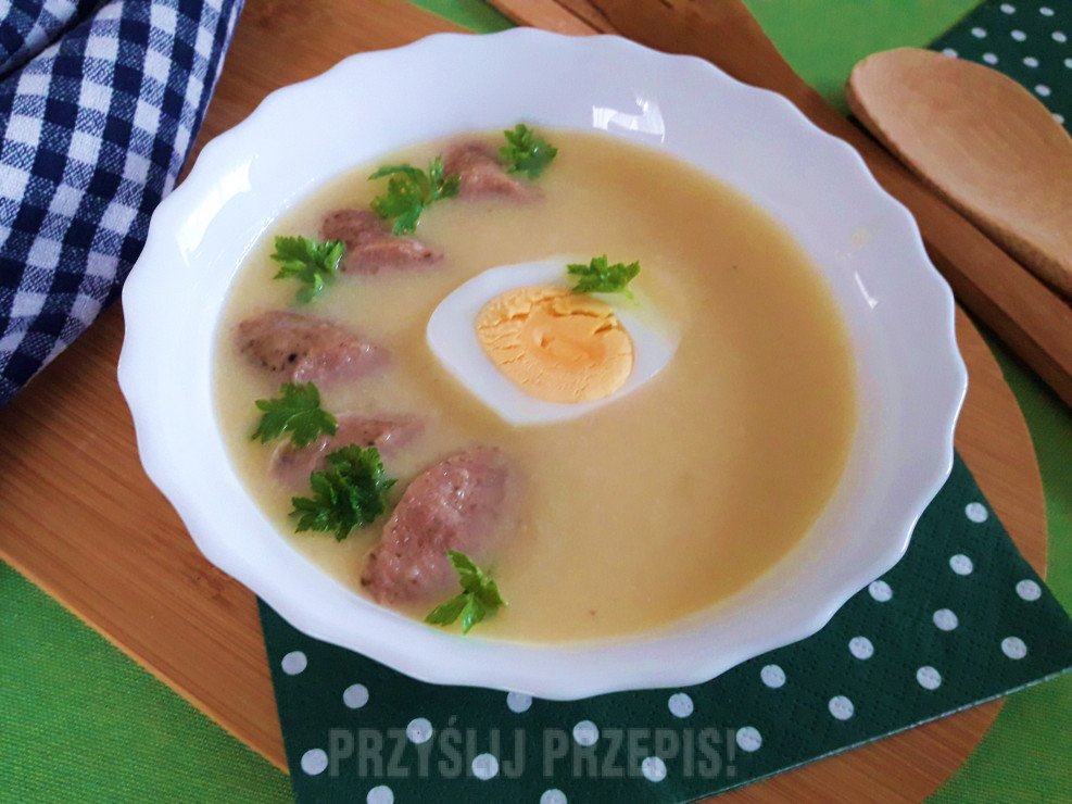 Kremowa zupa chrzanowa z białą kiełbaską i jajkiem