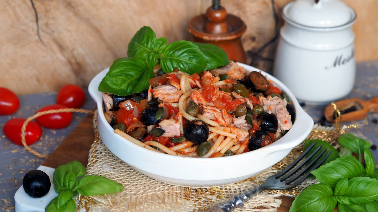 Spaghetti z tuńczykiem i oliwkami w sosie pomidorowym