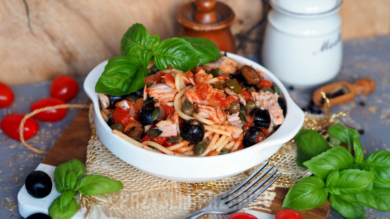 Spaghetti z tuńczykiem i oliwkami w sosie pomidorowym