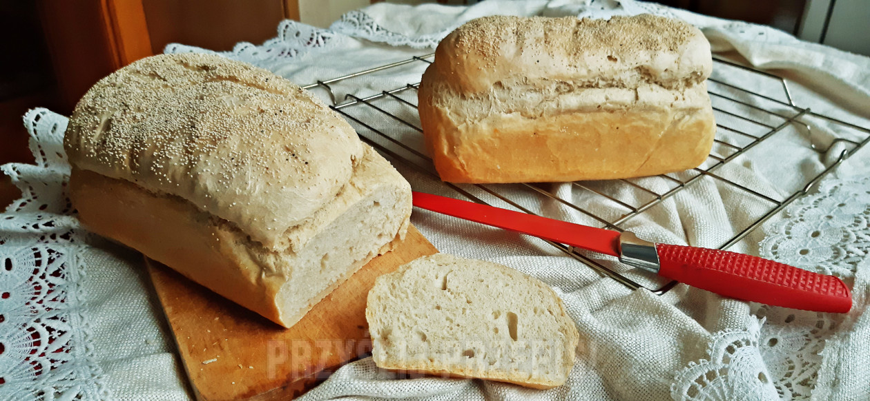 Chleb pszenno - żytni z ciasta nocnego posypany białym makiem