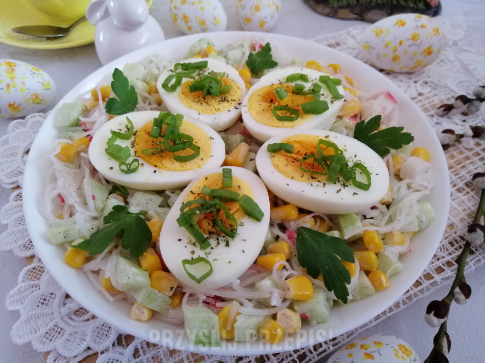 Sałatka z paluszkami krabowymi surimi i makaronem z jajkiem