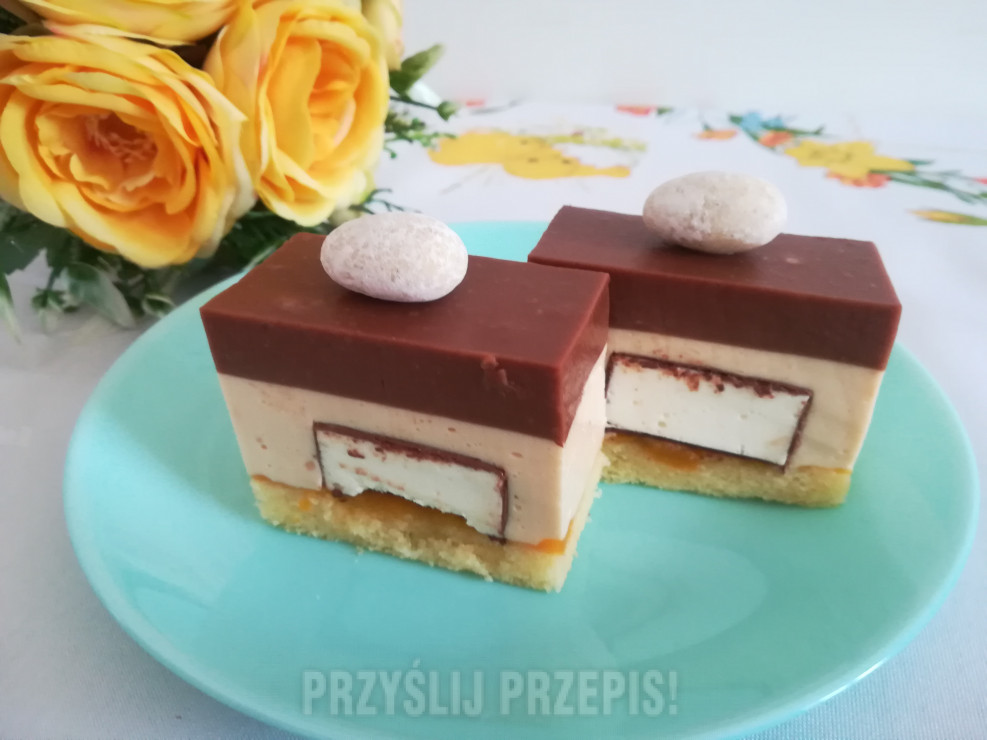 Sernik Kajmakowy na biszkopcie z czekoladkami i czekoladową galaretką