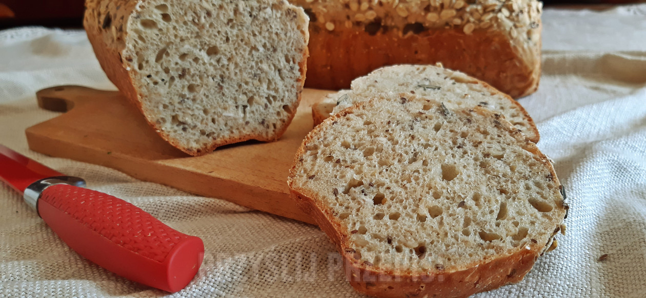 Najprostszy domowy chleb z ziarnami - łyżką mieszany