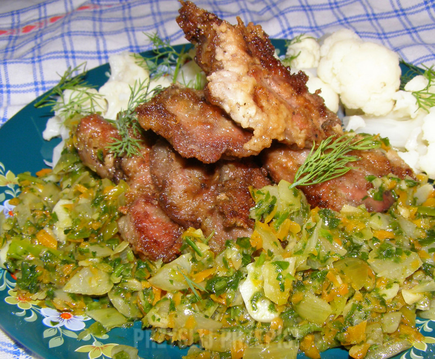 pyszna wątróbka z kurczaka w warzywach na obiad