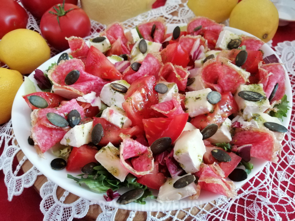 Pożywna sałatka z salami , pomidorem i serem camembert
