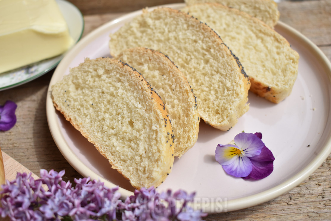 Chleb pszenny na maśle z makiem