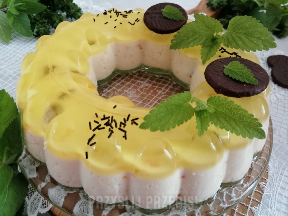 Jogurtowy deser z pastylką miętową w czekoladzie i galaretką