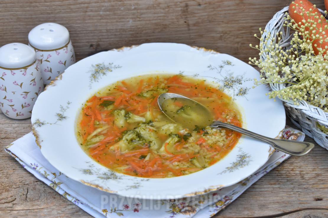 Lekka zupa z warzyw z brokułem i kaszą