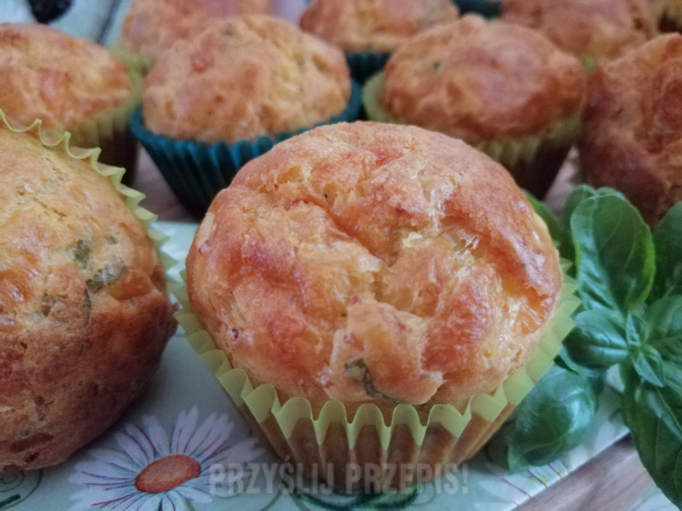 Serowe muffiny z bazylią
