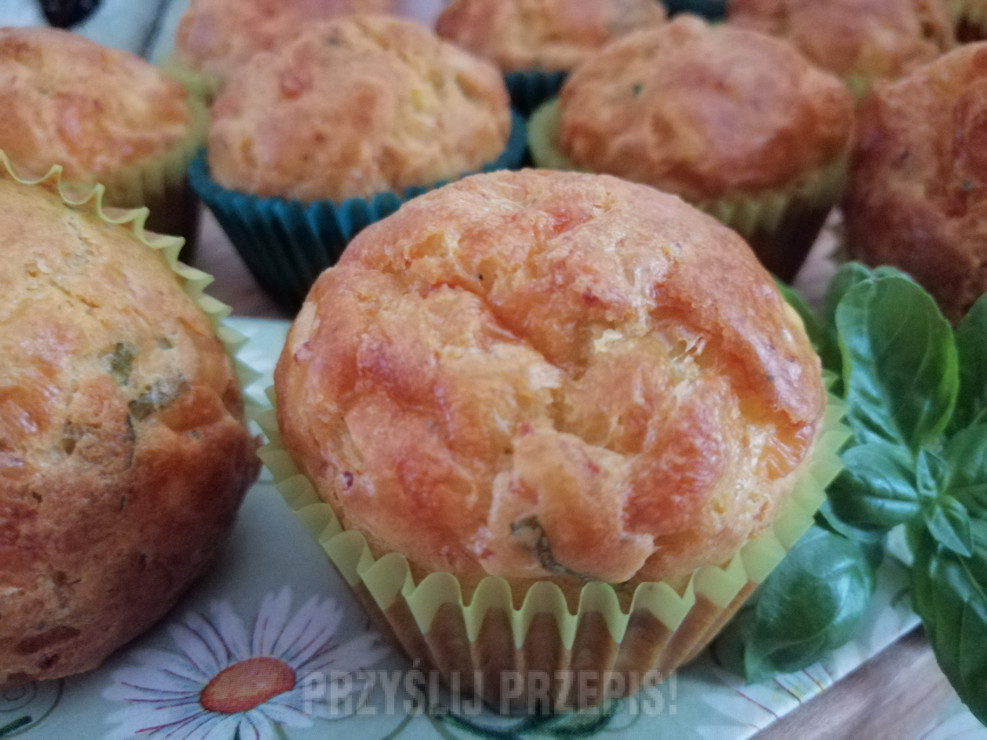 Serowe muffiny z bazylią