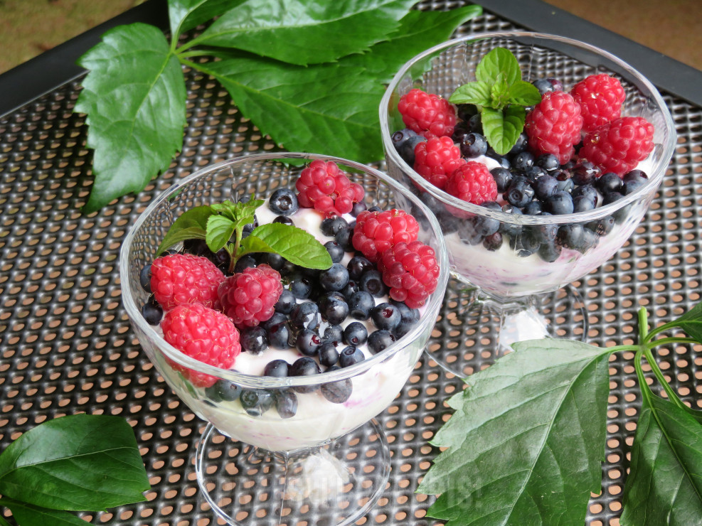 Lekki deser jogurtowo-owocowy