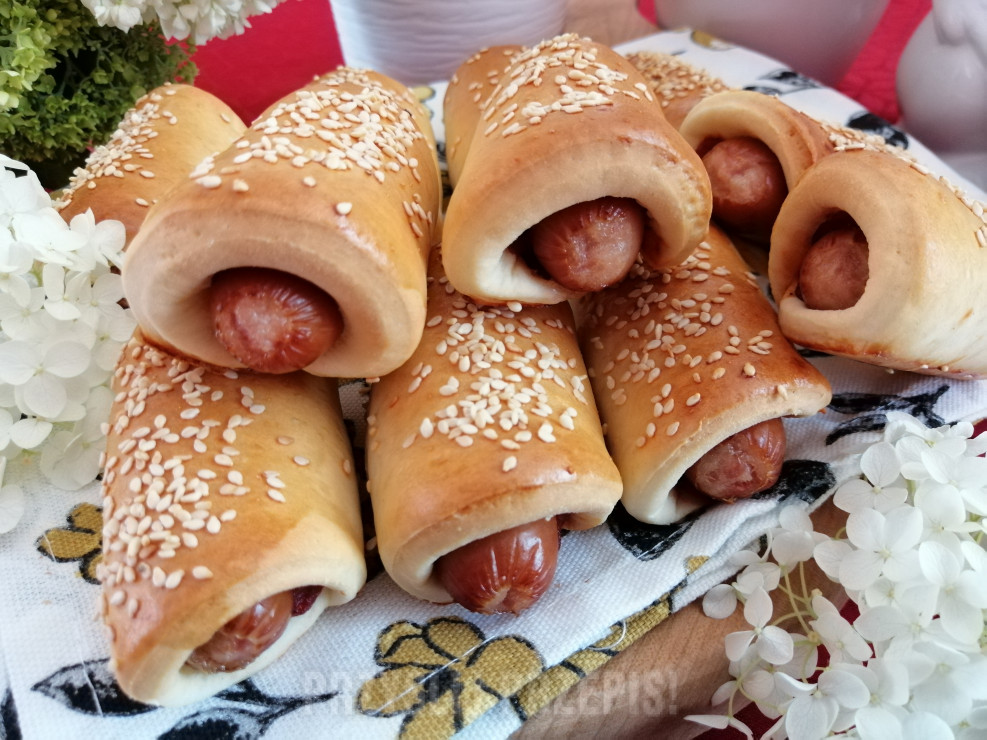 Mini hot - dogi osypane sezamem