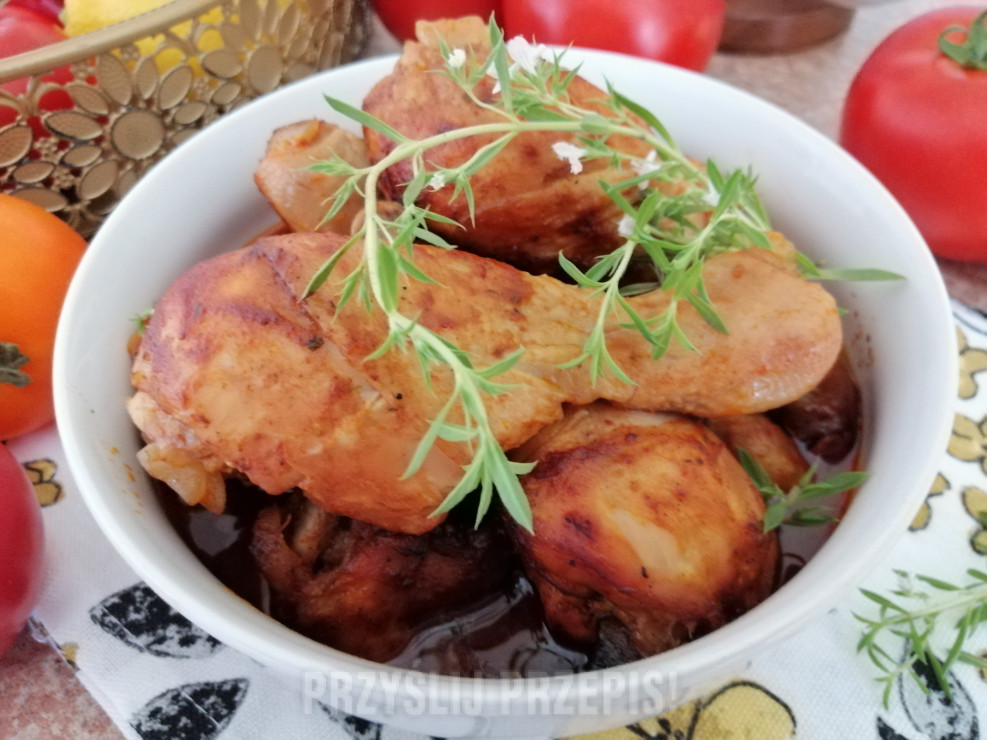 Pałki kurczaka w mieszance z keczupu i sosu teriyaki