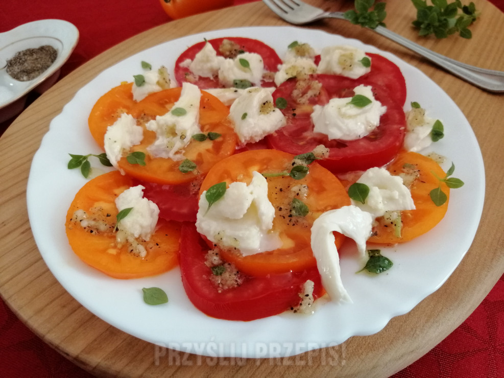 Prosta sałatka z pomidorów z serem mozzarella i sosem czosnkowym