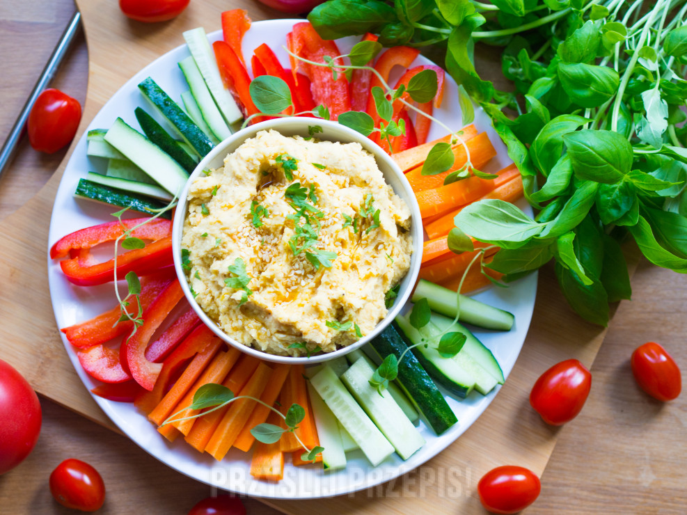 Hummus ze świeżymi warzywami - fit / zdrowa przekąska na imprezę