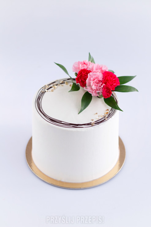 Tort kokosowy z minimalistyczną dekoracją