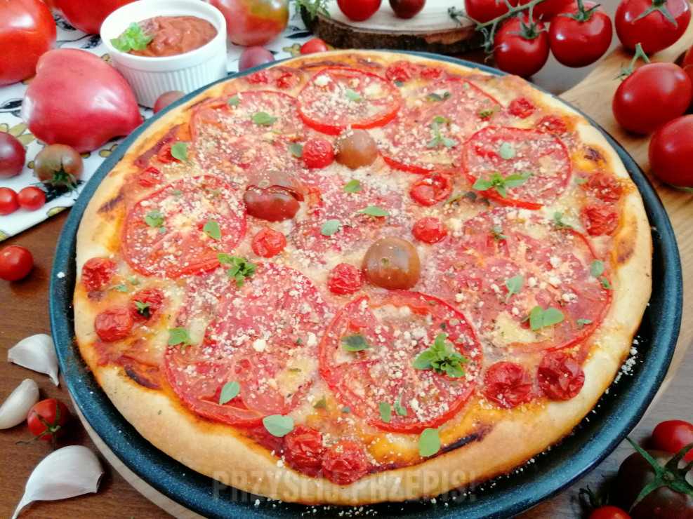 Domowa pizza Margherita z sosem pomidorowym