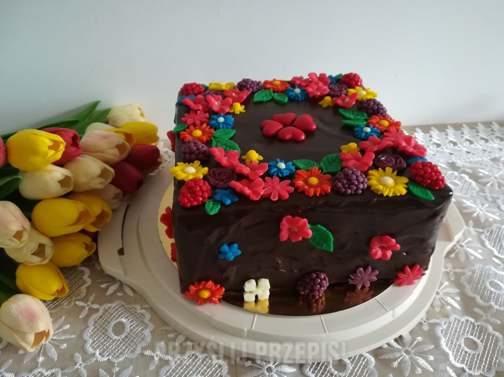 Tort czekoladowy ze słodyczami- II wersja